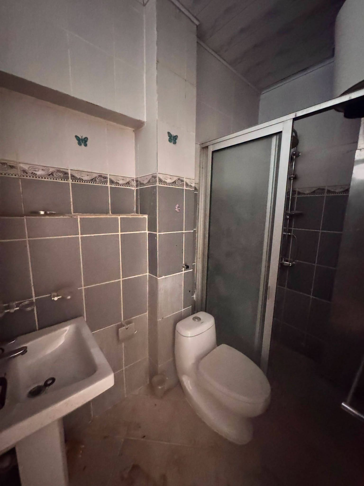 Grand appartement moderne en bordure de route, Yaoundé Ngousso