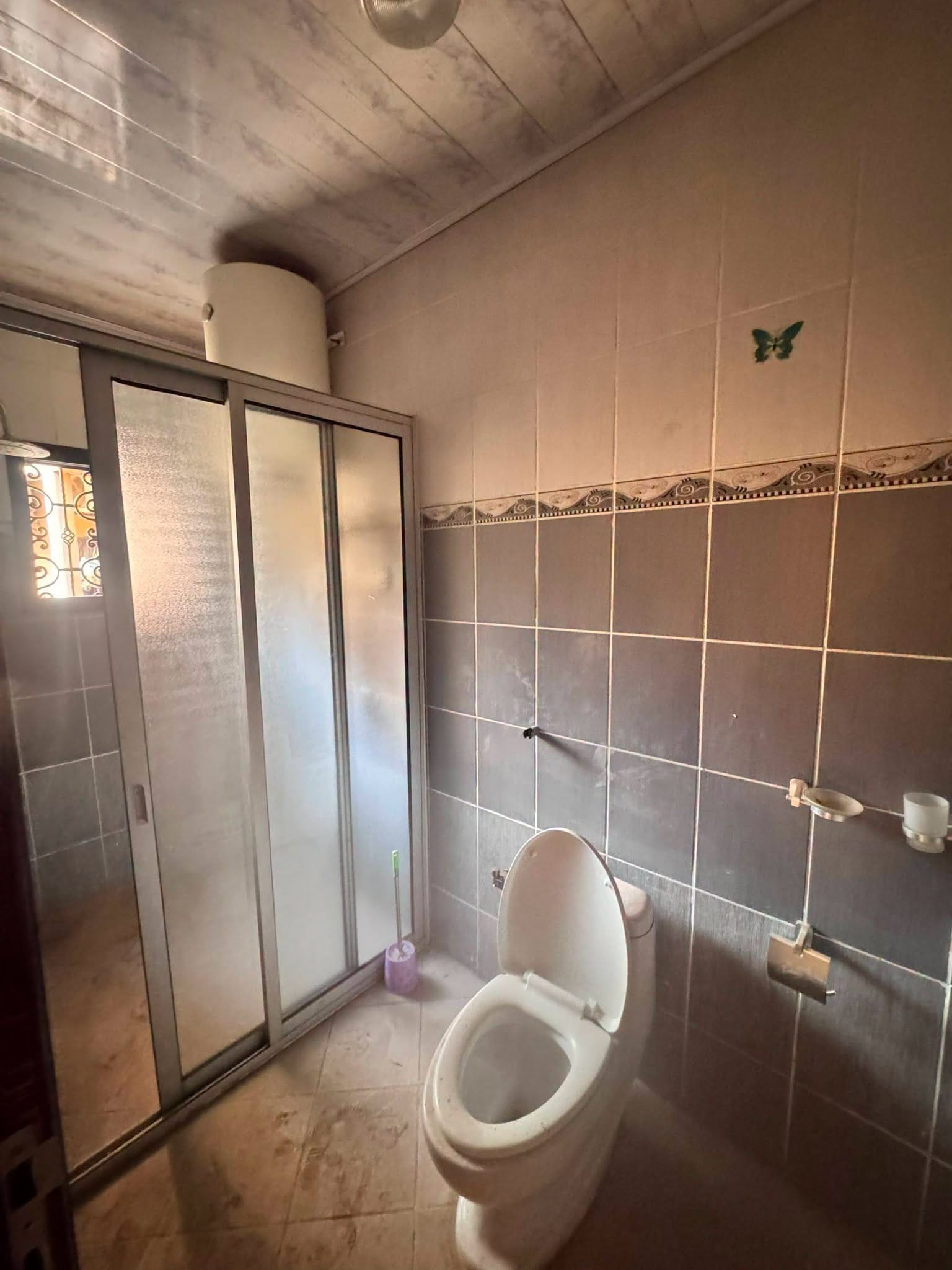 Grand appartement moderne en bordure de route, Yaoundé Ngousso
