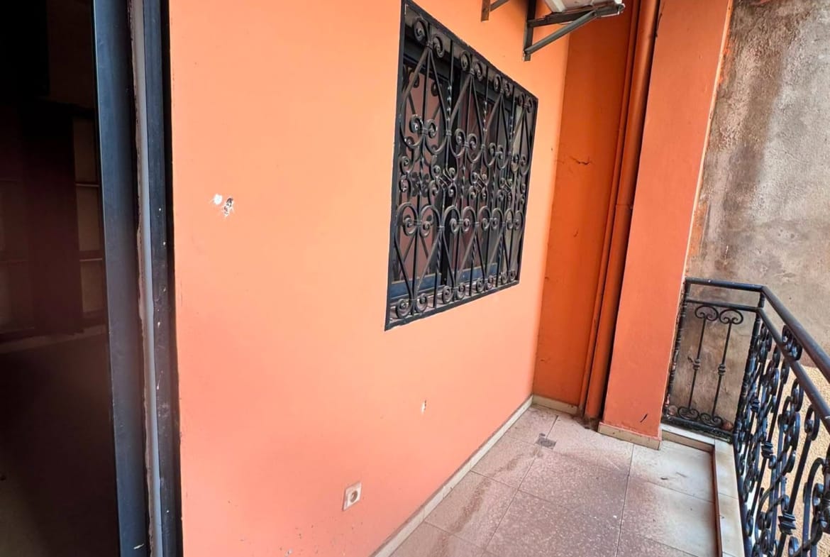 Grand appartement moderne en bordure de route, Yaoundé Ngousso