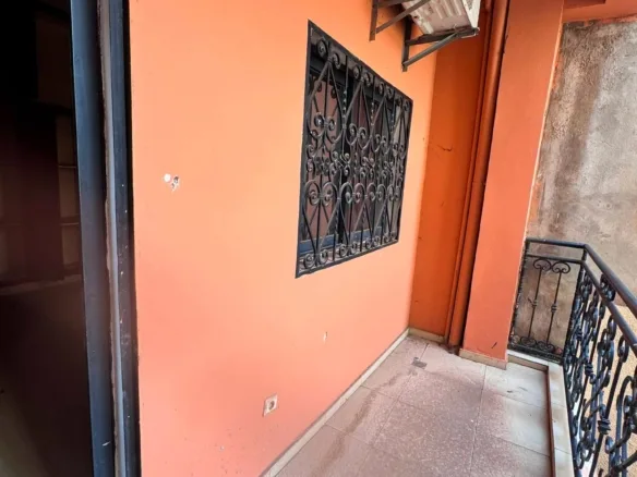 Grand appartement moderne en bordure de route, Yaoundé Ngousso