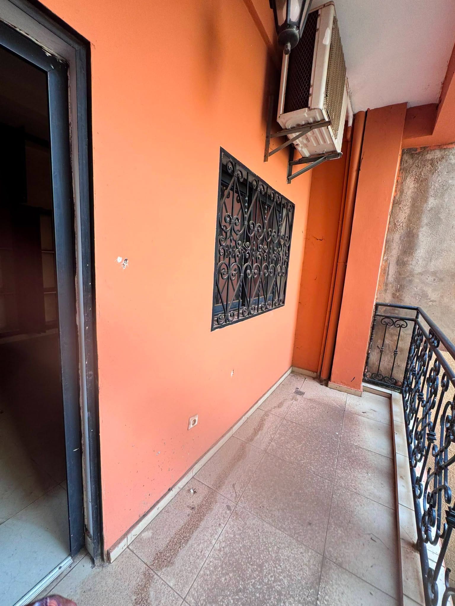44233- Grand appartement moderne en bordure de route, Yaoundé Ngousso