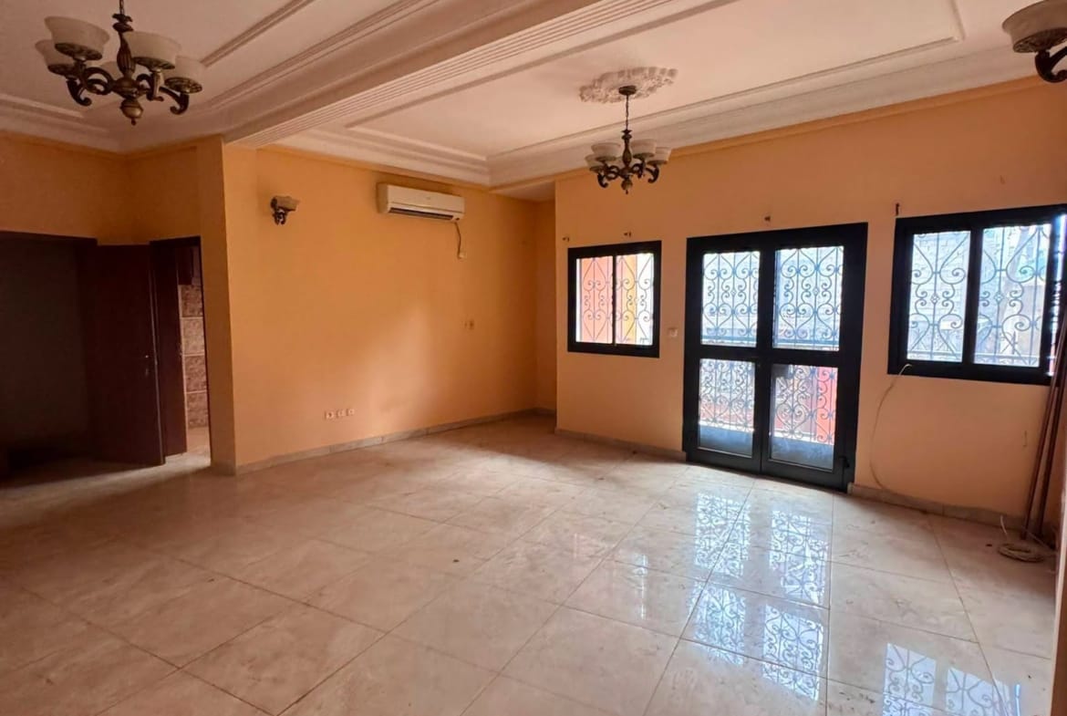 Grand appartement moderne en bordure de route, Yaoundé Ngousso