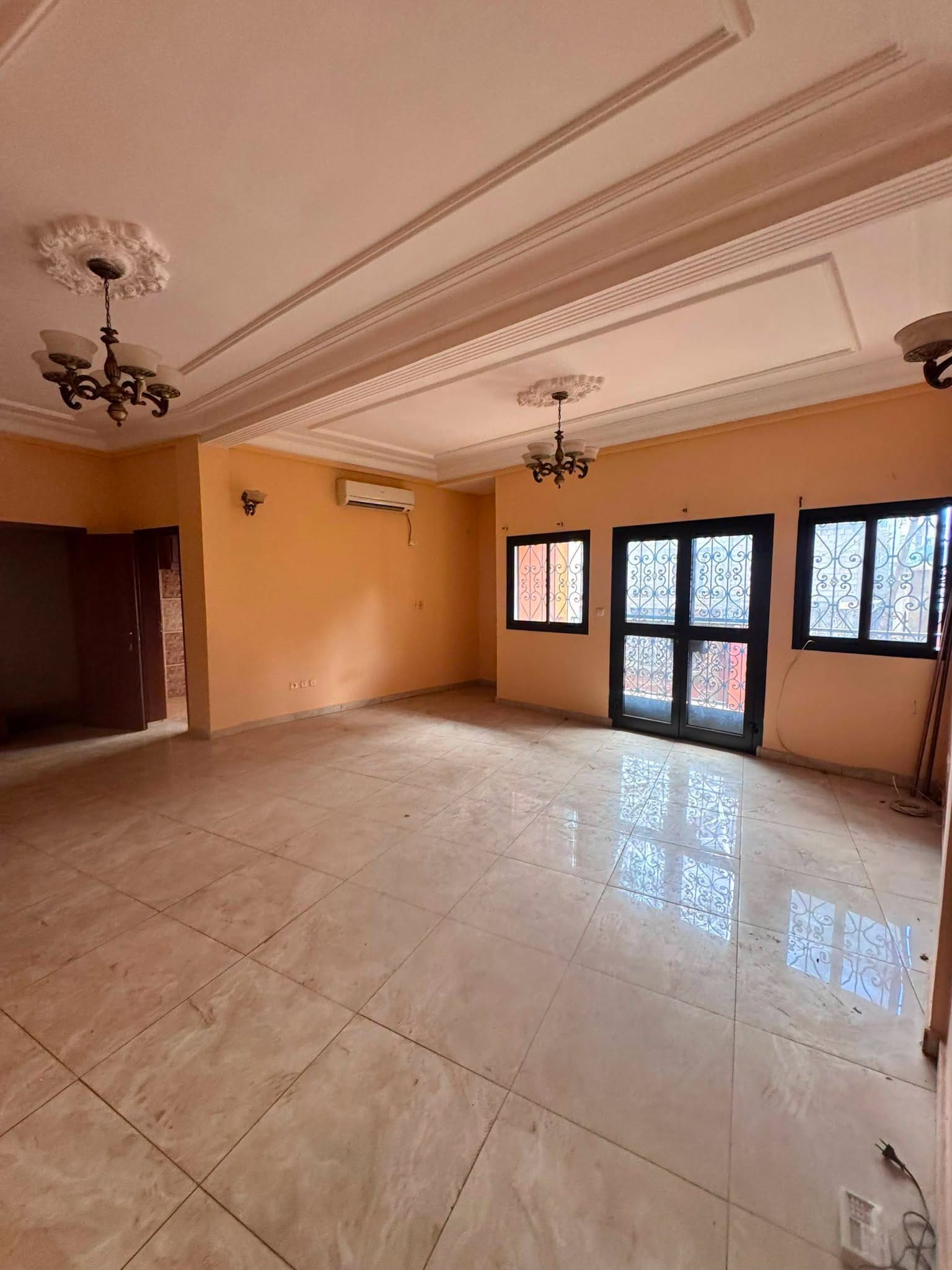 Grand appartement moderne en bordure de route, Yaoundé Ngousso