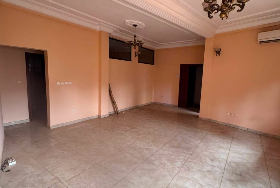 Grand appartement moderne en bordure de route, Yaoundé Ngousso