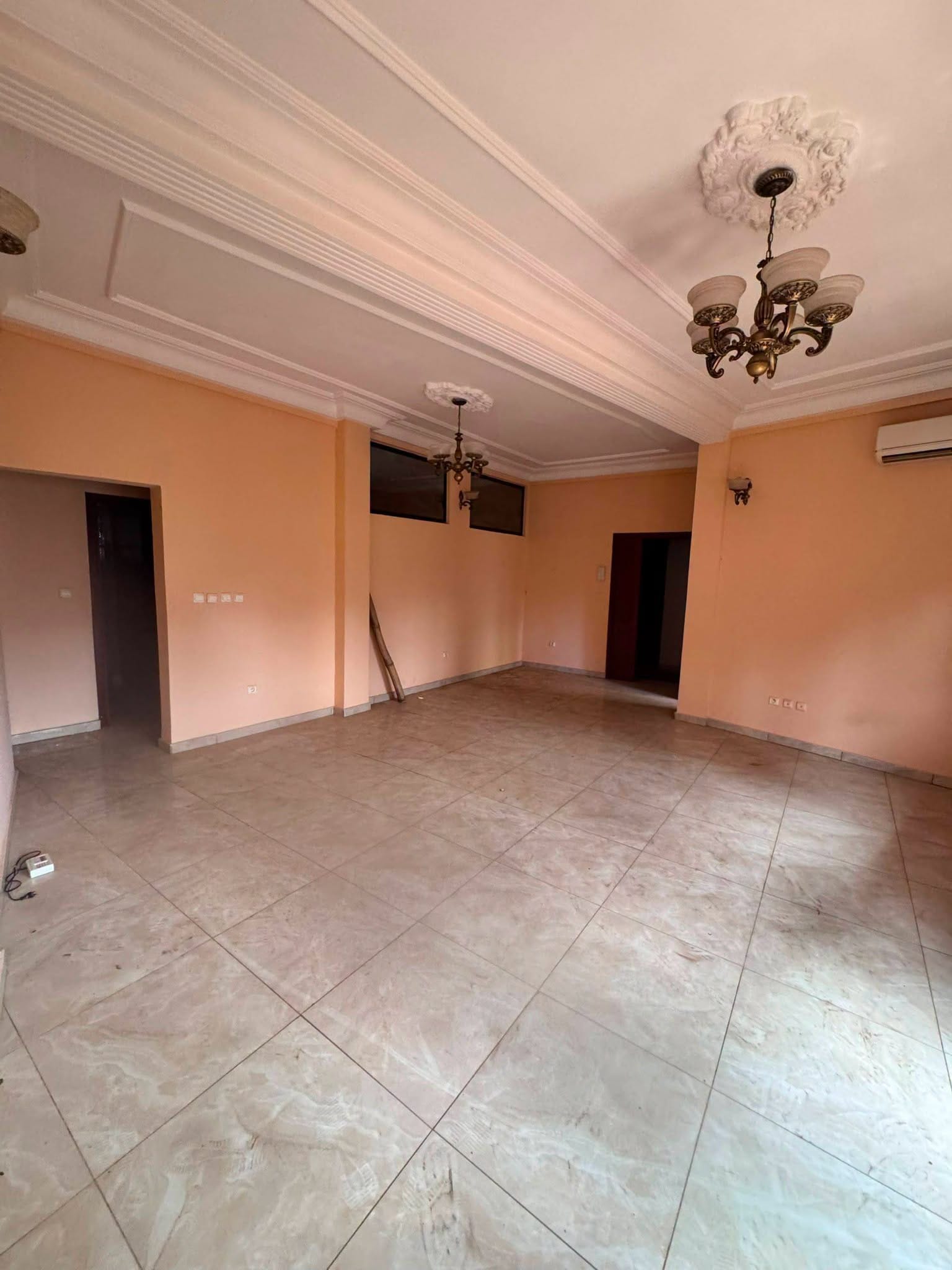 Grand appartement moderne en bordure de route, Yaoundé Ngousso