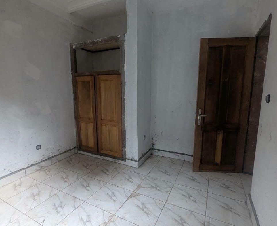 Studio moderne neuf à louer à Yaoundé, descente Éleveur