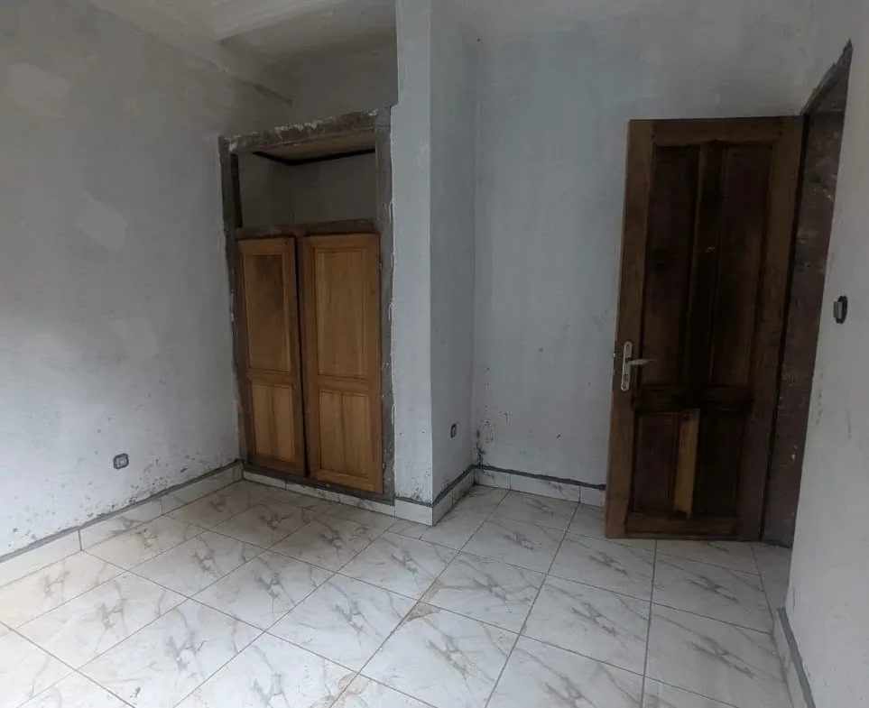 Studio moderne neuf à louer à Yaoundé, descente Éleveur