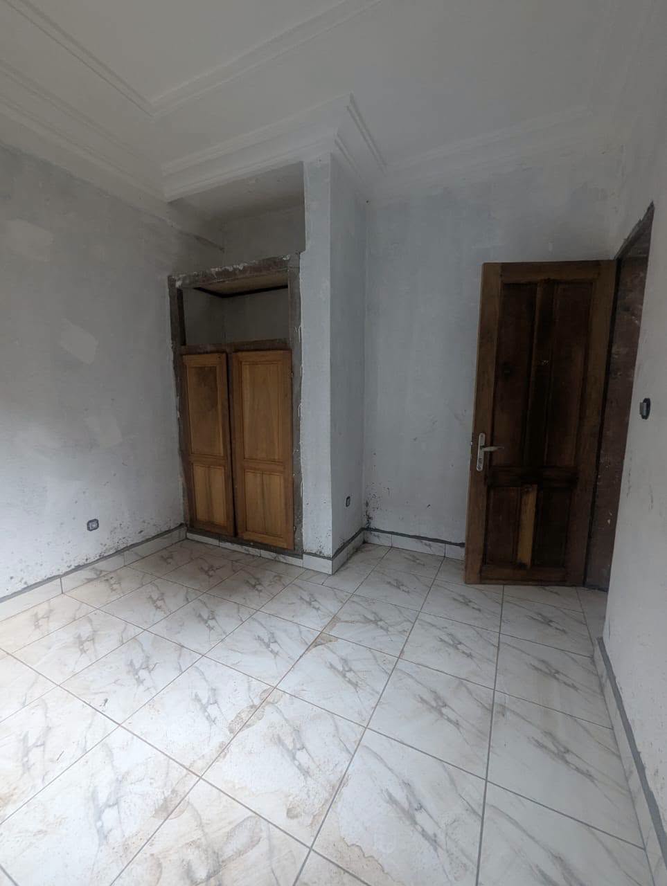Studio moderne neuf à louer à Yaoundé, descente Éleveur