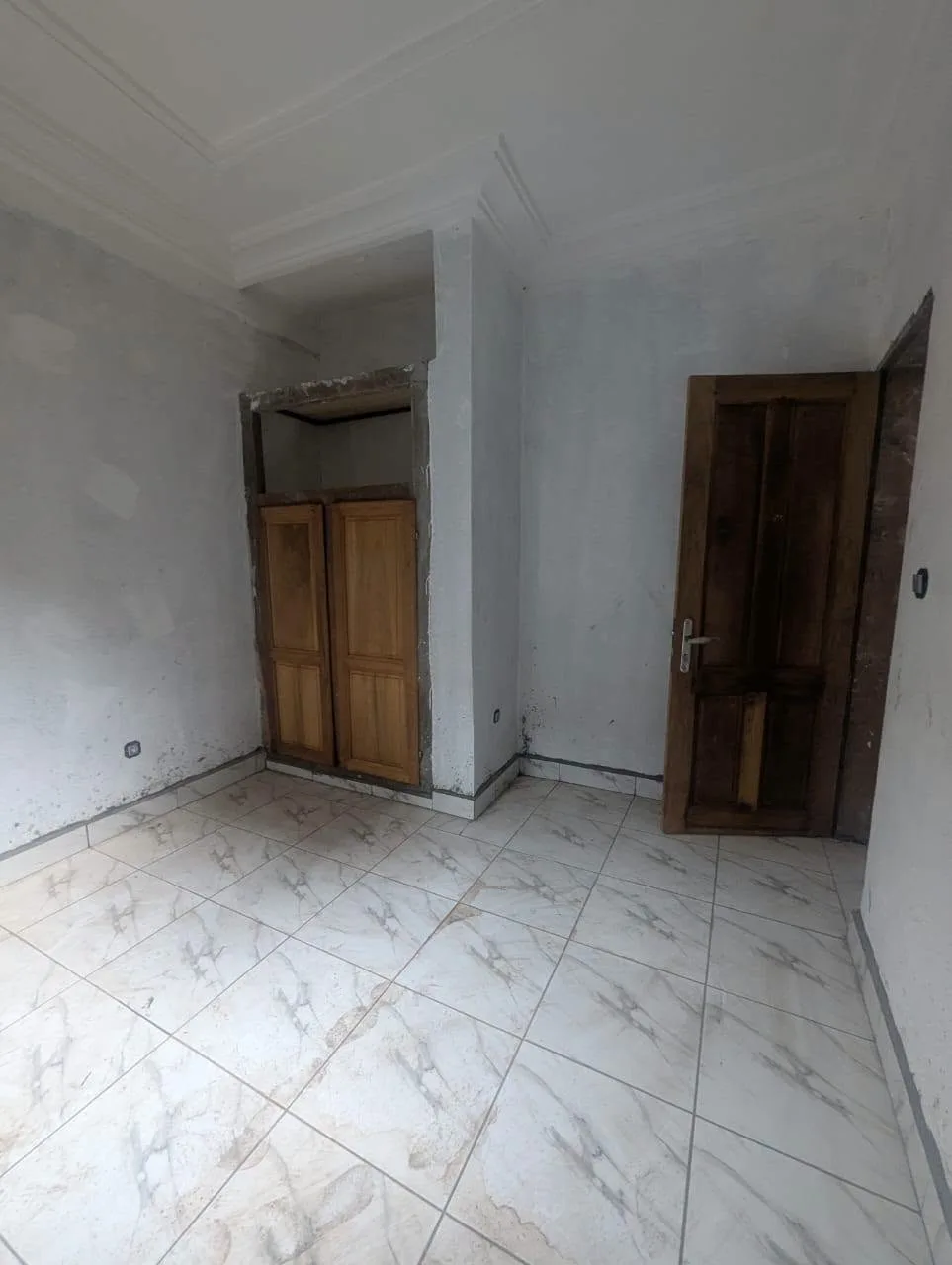 Studio moderne neuf à louer à Yaoundé, descente Éleveur
