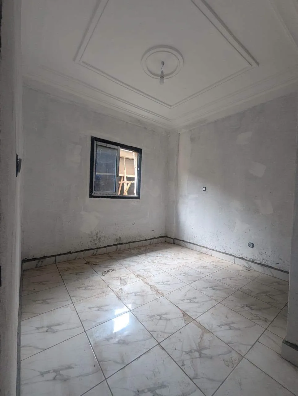 Studio moderne neuf à louer à Yaoundé, descente Éleveur