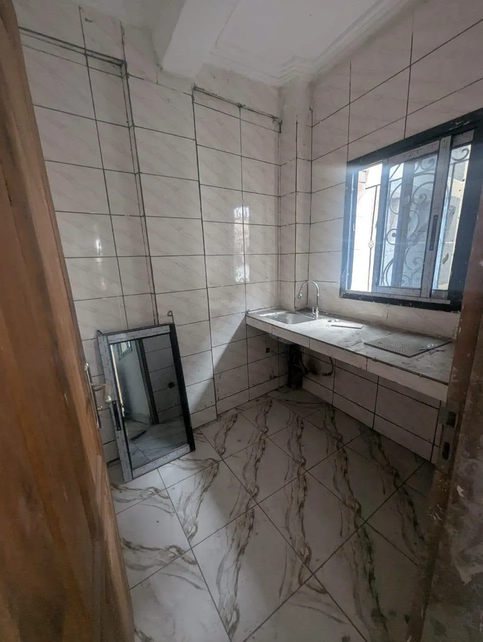 Studio moderne neuf à louer à Yaoundé, descente Éleveur