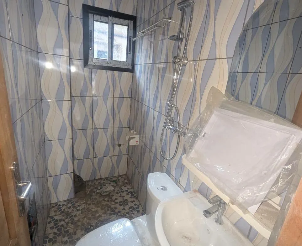 Studio moderne neuf à louer à Yaoundé, descente Éleveur