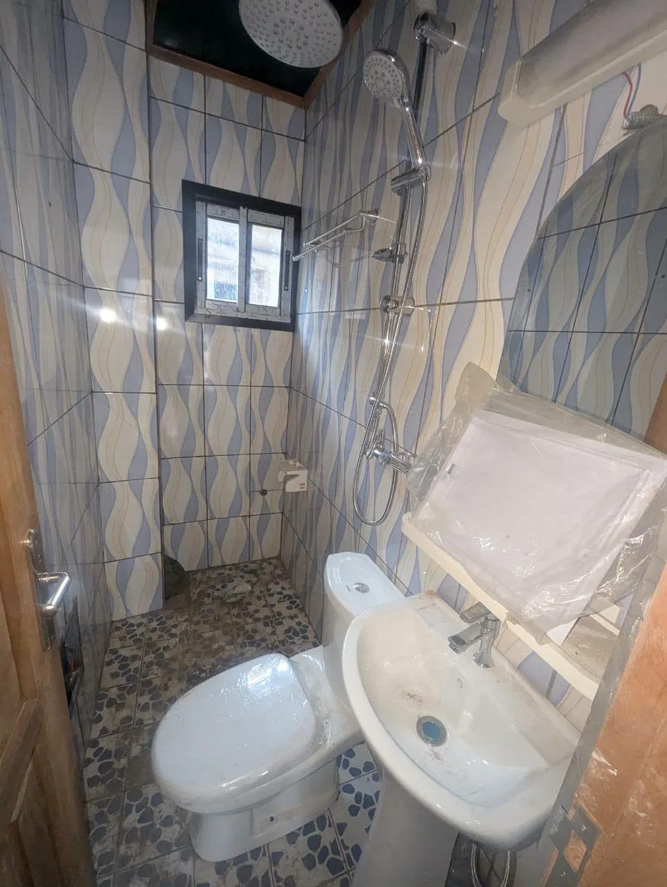 Studio moderne neuf à louer à Yaoundé, descente Éleveur