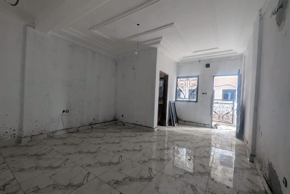 Studio moderne neuf à louer à Yaoundé, descente Éleveur