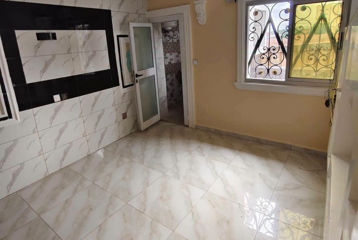 Studio moderne avec climatisation, parking à Essomba, Yaoundé