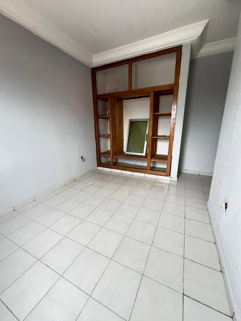 APPARTEMENT MODERNE STAFFÉ SITUÉ À KOTTO PETIT MARCHÉ ISICOM