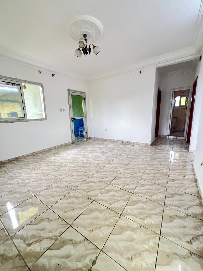 43903- APPARTEMENT MODERNE STAFFÉ SITUÉ À KOTTO PETIT MARCHÉ ISICOM