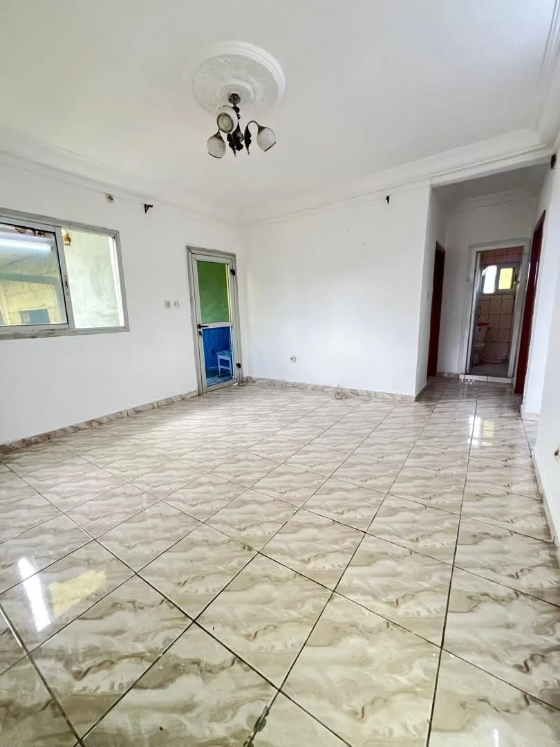 42920- APPARTEMENT MODERNE STAFFÉ SITUÉ À KOTTO PETIT MARCHÉ ISICOM