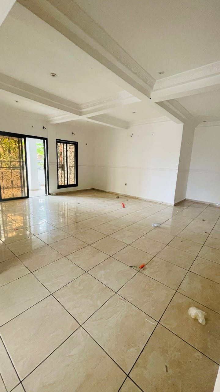 44152- Appartement moderne 3 chambres à louer à Kotto Mbangué, Douala