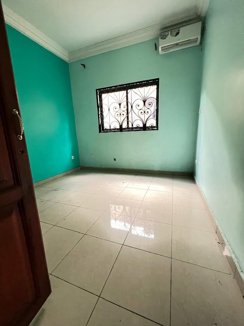 SM_appart_logbessou_240826_chb1 Magnifique appartement moderne climatisé 3 chambres, Douala Logbessou