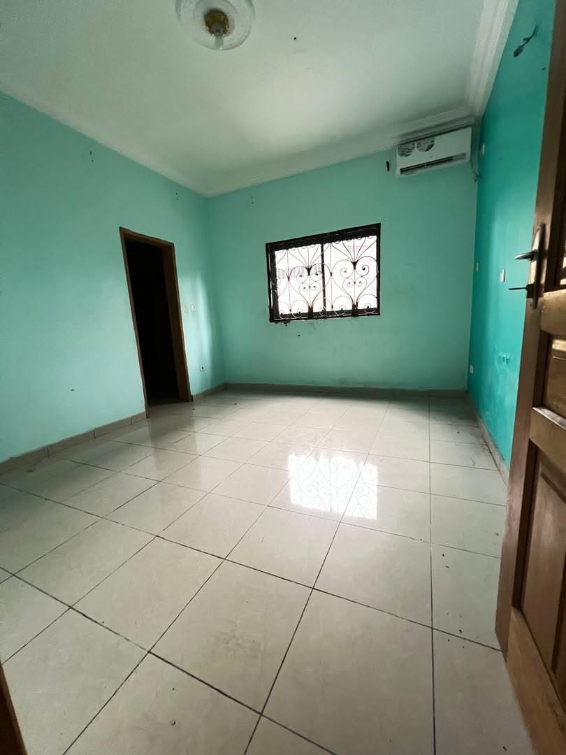 SM_appart_logbessou_240826_chb2 Magnifique appartement moderne climatisé 3 chambres, Douala Logbessou