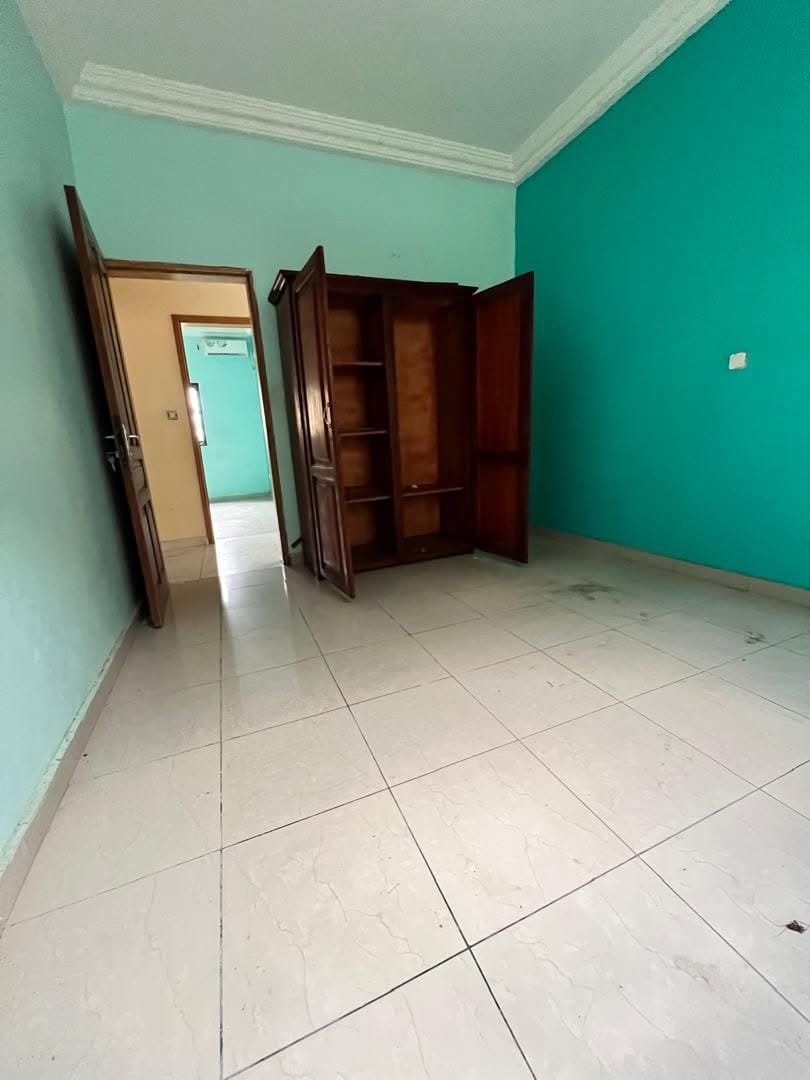 SM_appart_logbessou_240826_chb3 Magnifique appartement moderne climatisé 3 chambres, Douala Logbessou