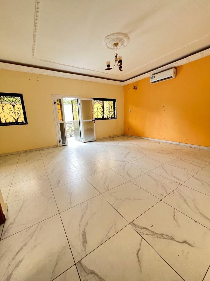 44345- Magnifique appartement moderne climatisé 3 chambres, Douala Logbessou