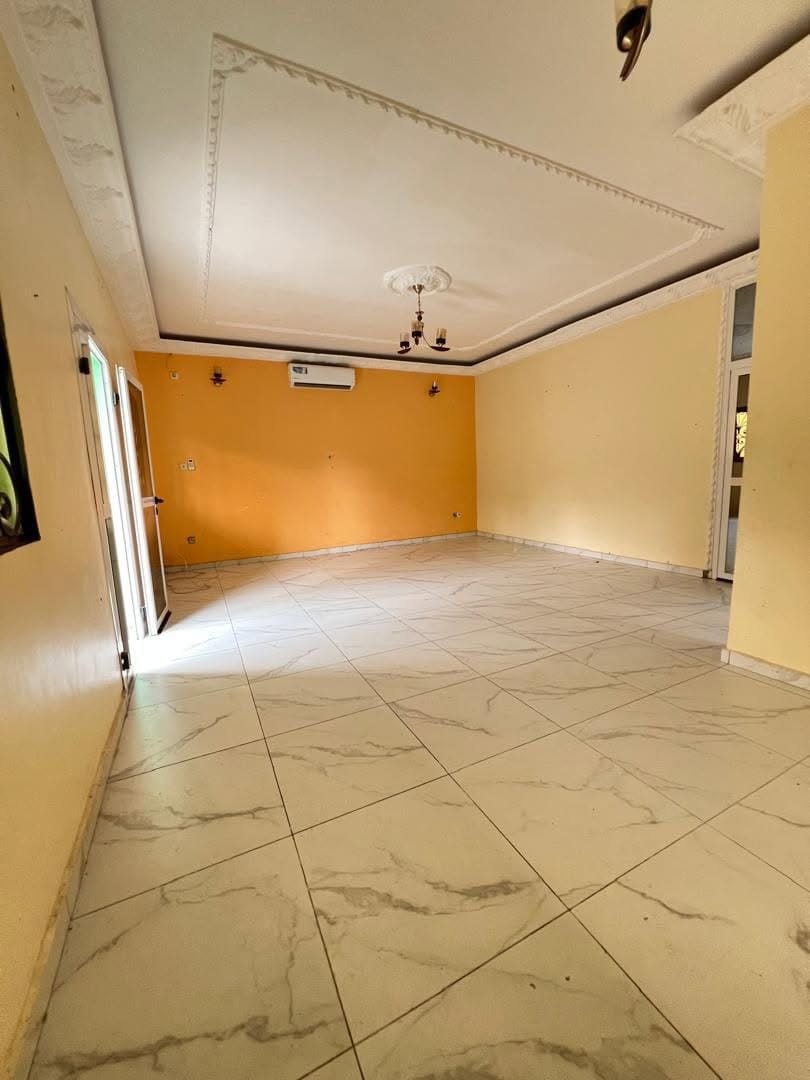 SM_appart_logbessou_240826_sln2 Magnifique appartement moderne climatisé 3 chambres, Douala Logbessou