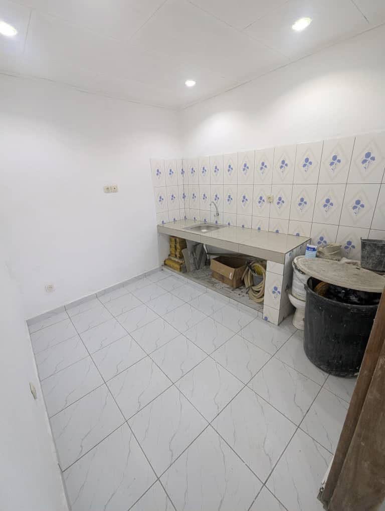 Studio moderne neuf entièrement staffé à louer à Béedi derrière Saker