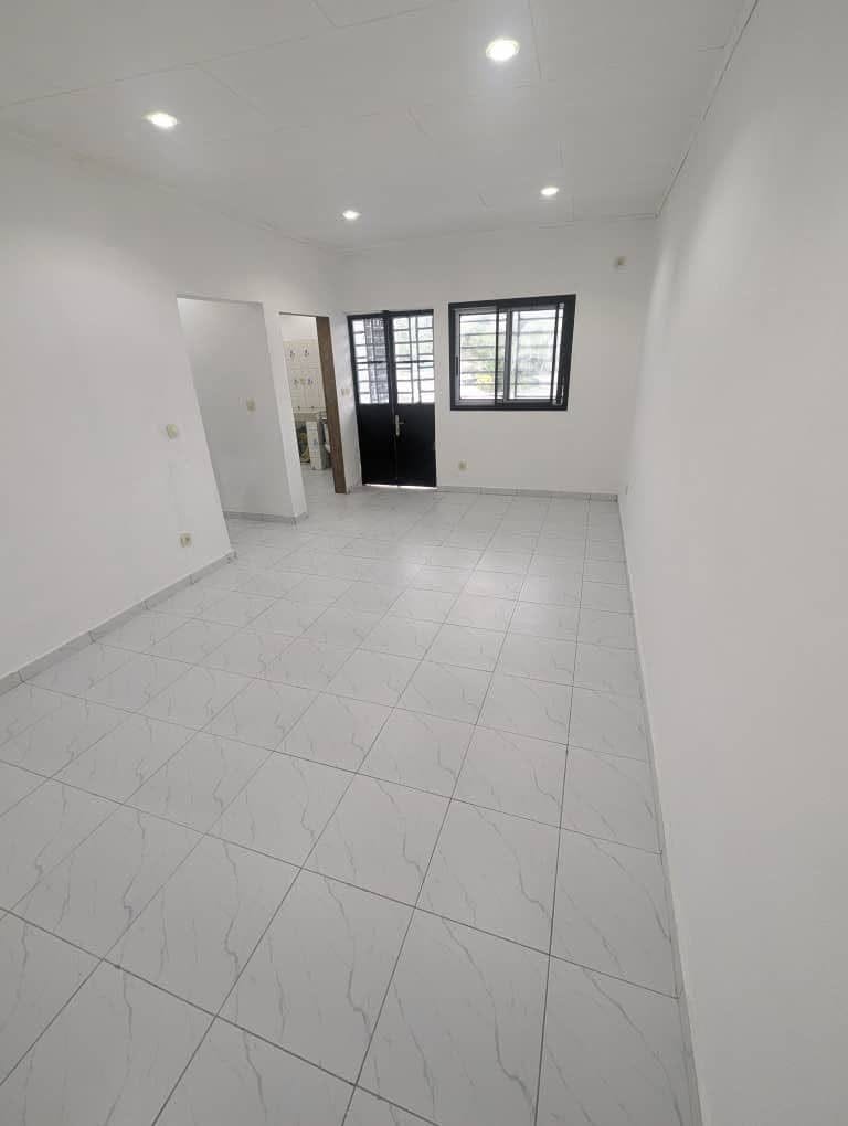 37632- Studio moderne neuf entièrement staffé à louer à Béedi derrière Saker