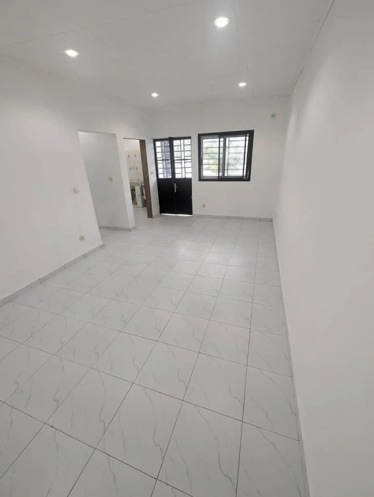 44588- Studio moderne neuf entièrement staffé à louer à Béedi derrière Saker