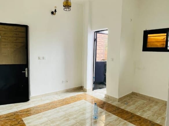 STUDIO MODERNE STAFFÉ SITUÉ À KOTTO MANGUÉ