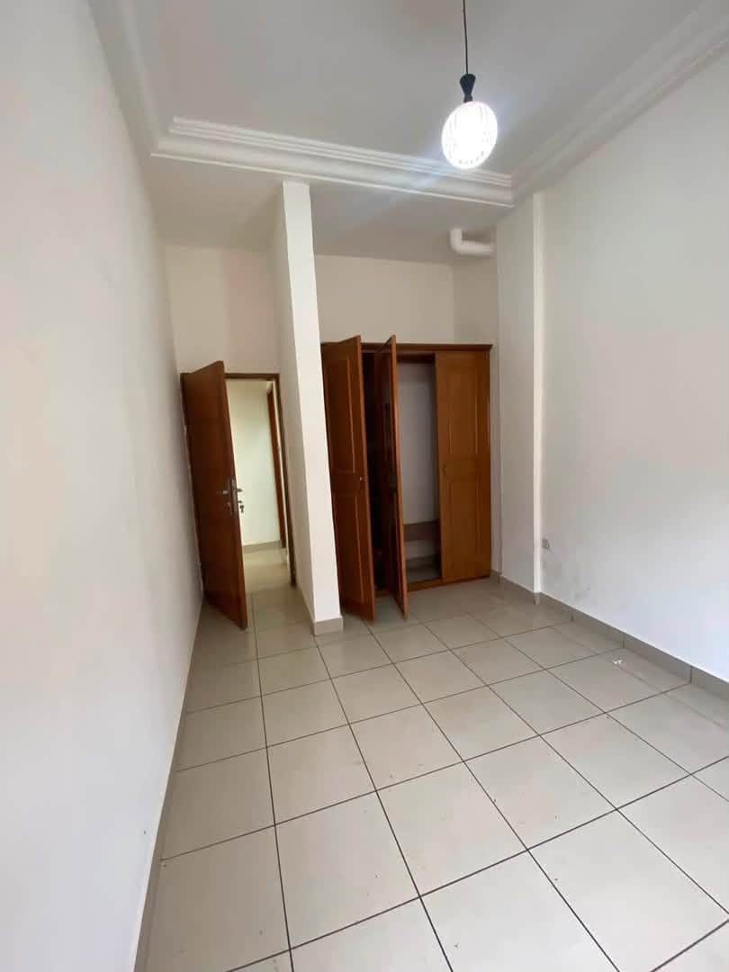 Studio moderne à louer à Essos, Yaoundé 100000 fcfa