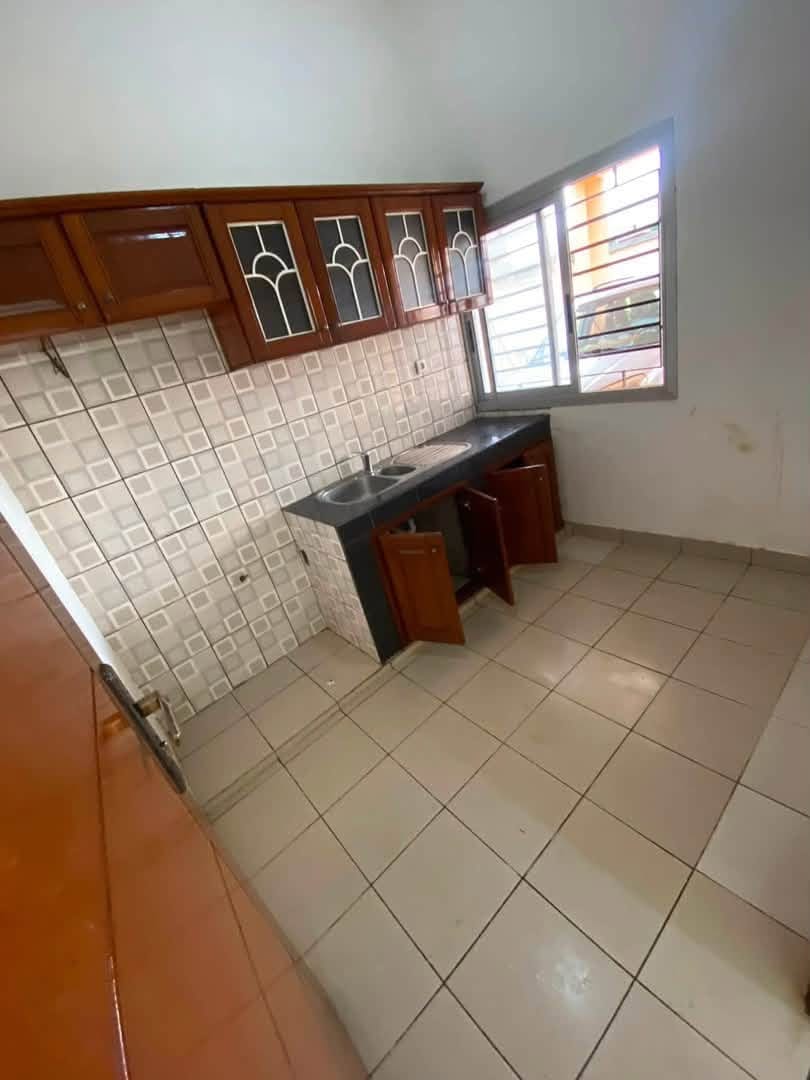 Studio moderne à louer à Essos, Yaoundé 100000 fcfa