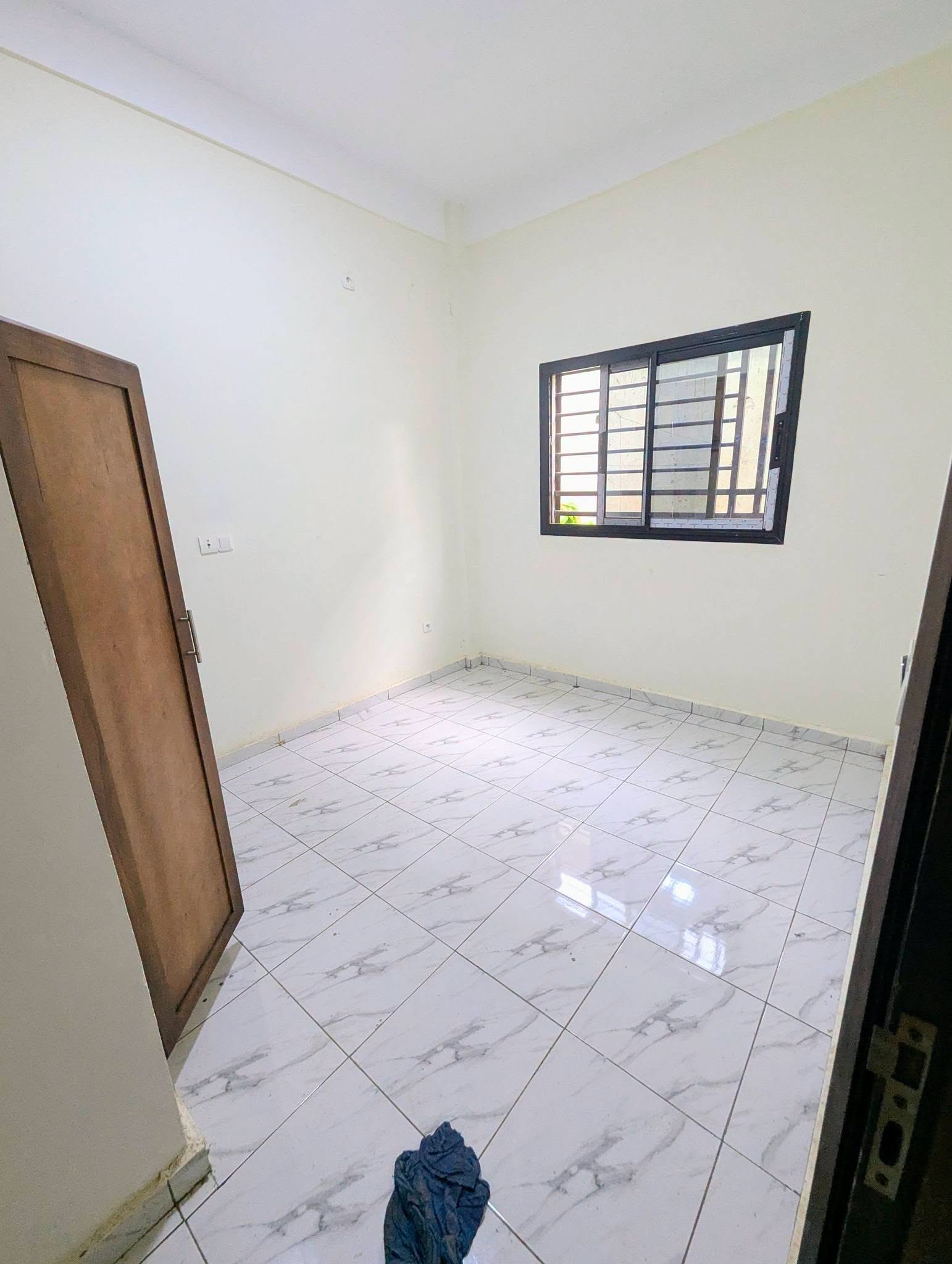 YI_appart_tsingav_100826_chb1 Appartement moderne de 2 chambres à louer à Yaoundé Tsinga Village