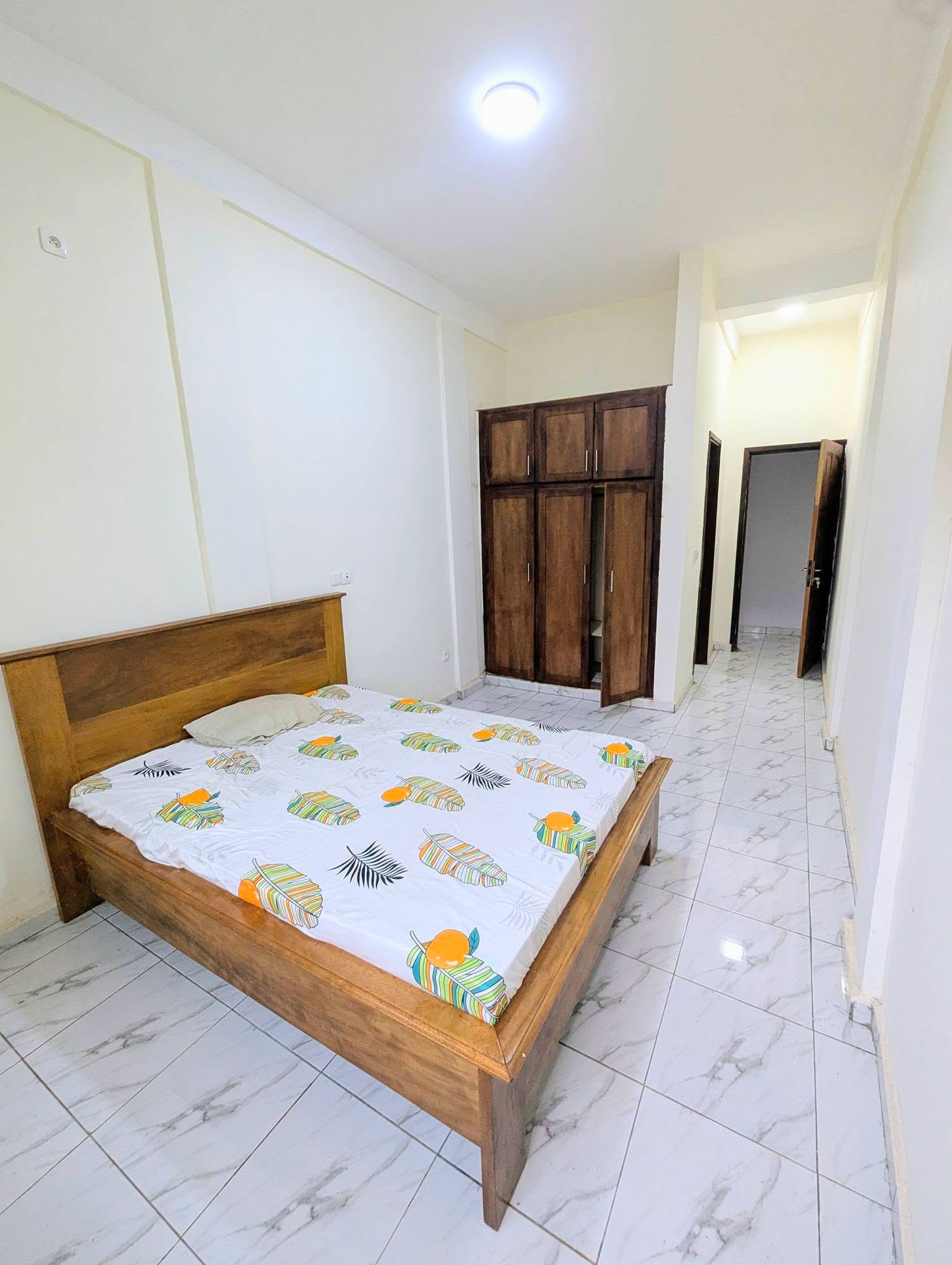 YI_appart_tsingav_100826_chb2 Appartement moderne de 2 chambres à louer à Yaoundé Tsinga Village