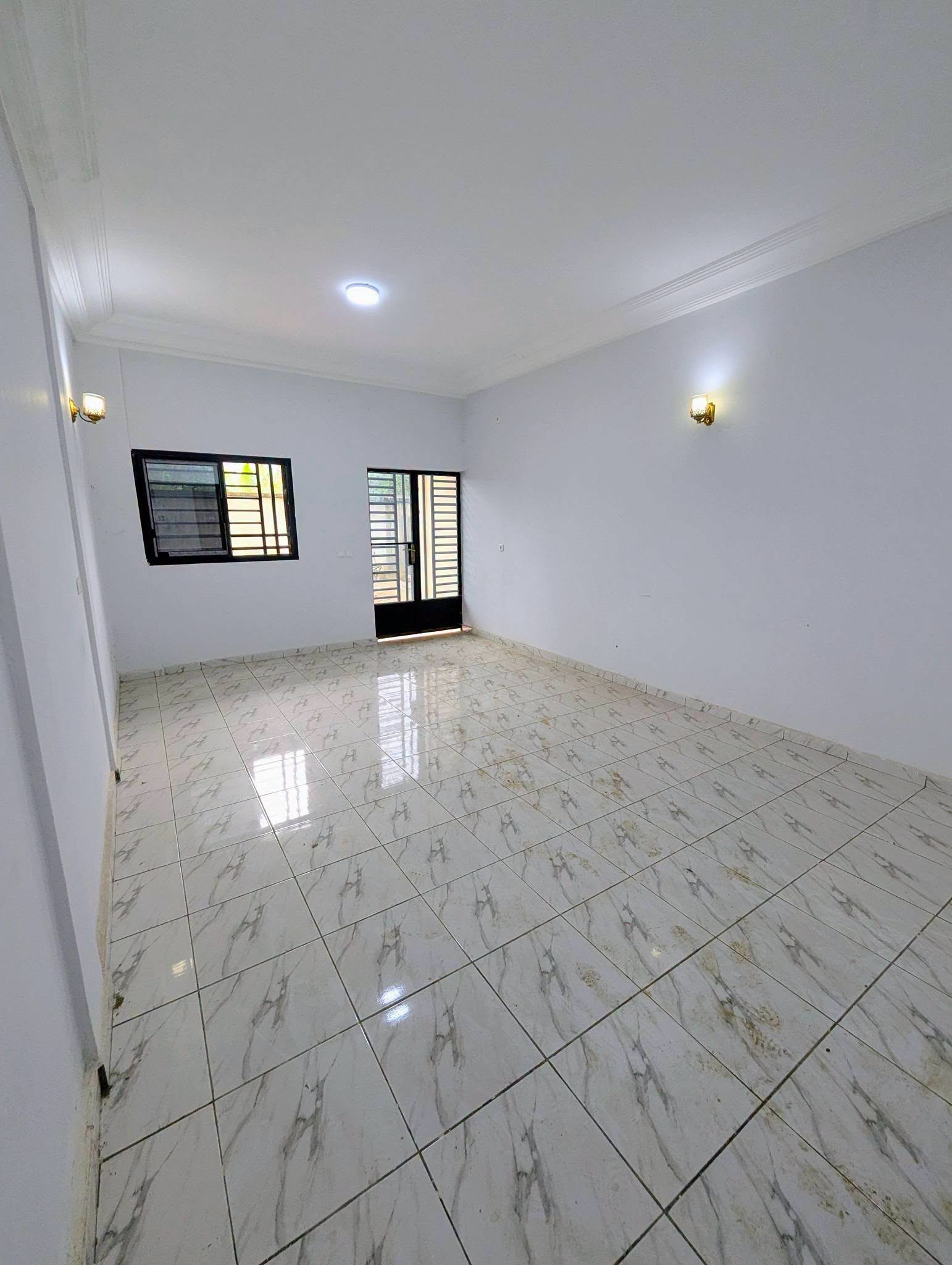 YI_appart_tsingav_100826_sln1 Appartement moderne de 2 chambres à louer à Yaoundé Tsinga Village