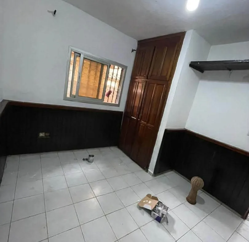 Studio moderne avec parking à louer à Yaoundé Biyem-Assi 80000 fcfa