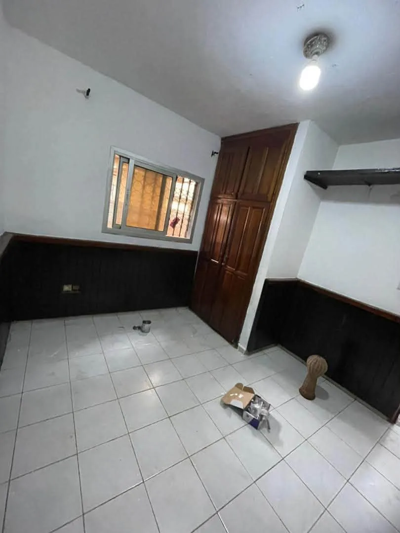YNNCK_studio_biyem_270826_chb1 Studio moderne avec parking à louer à Yaoundé Biyem-Assi 80000 fcfa