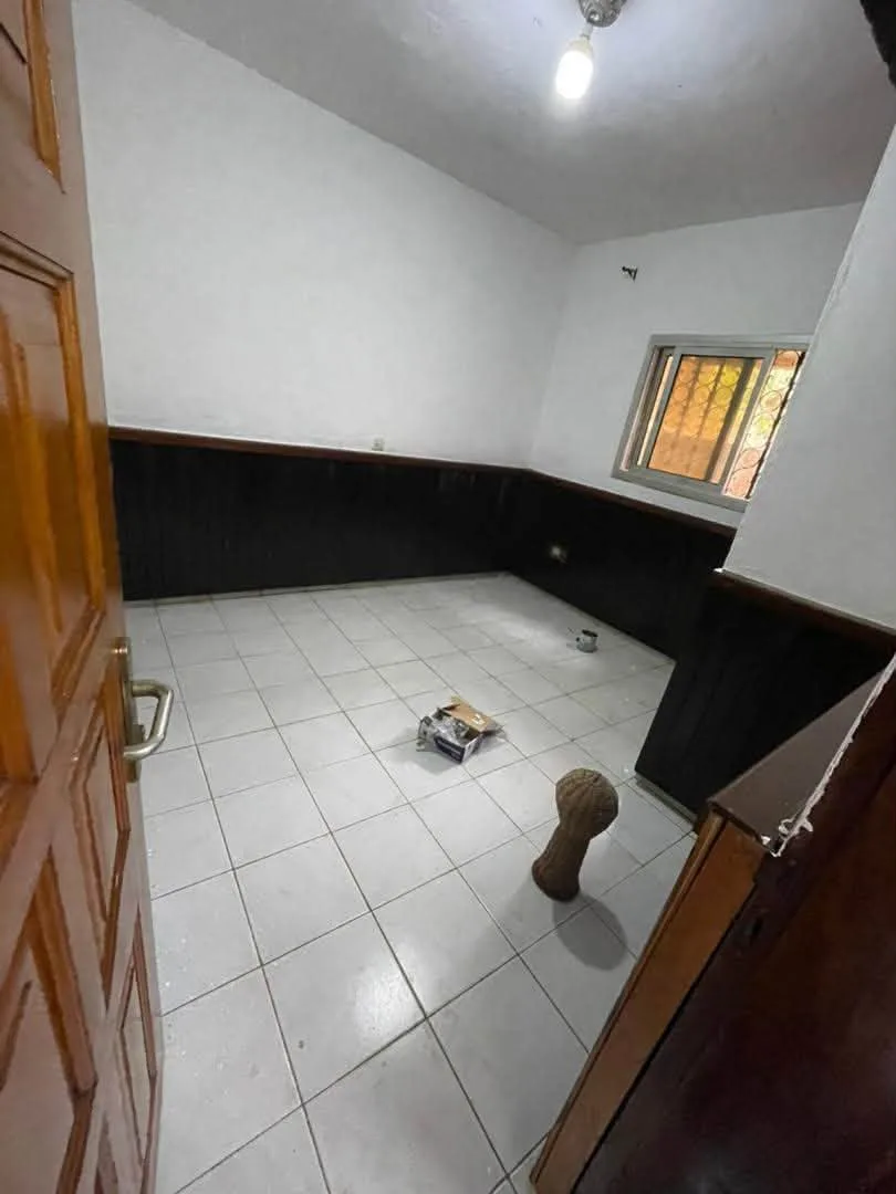 YNNCK_studio_biyem_270826_chb2 Studio moderne avec parking à louer à Yaoundé Biyem-Assi 80000 fcfa