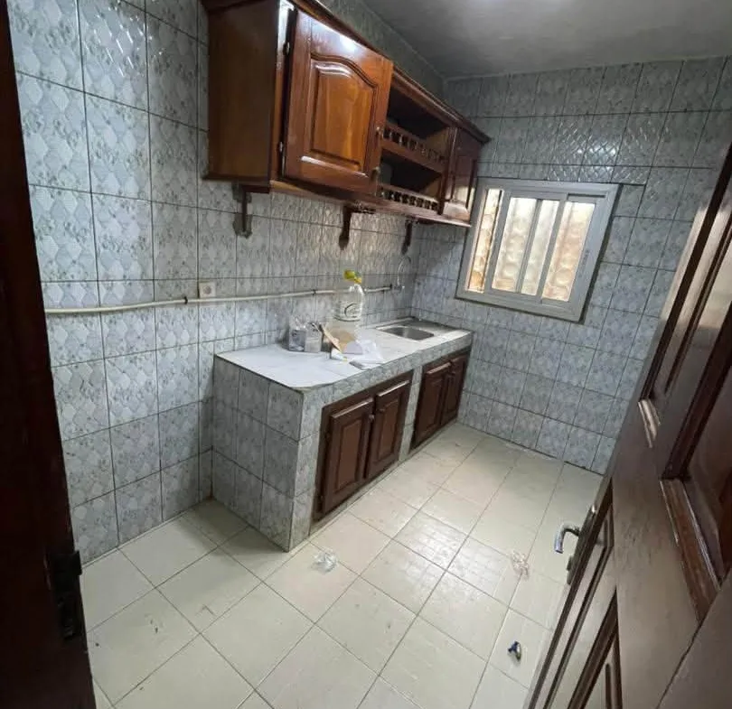 Studio moderne avec parking à louer à Yaoundé Biyem-Assi 80000 fcfa