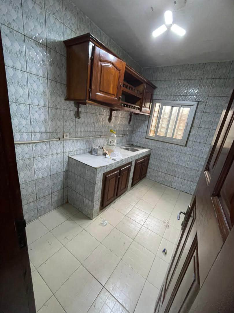 Studio moderne avec parking à louer à Yaoundé Biyem-Assi 80000 fcfa
