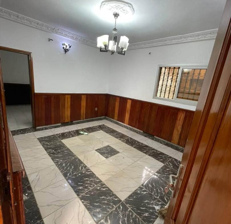 Studio moderne avec parking à louer à Yaoundé Biyem-Assi 80000 fcfa