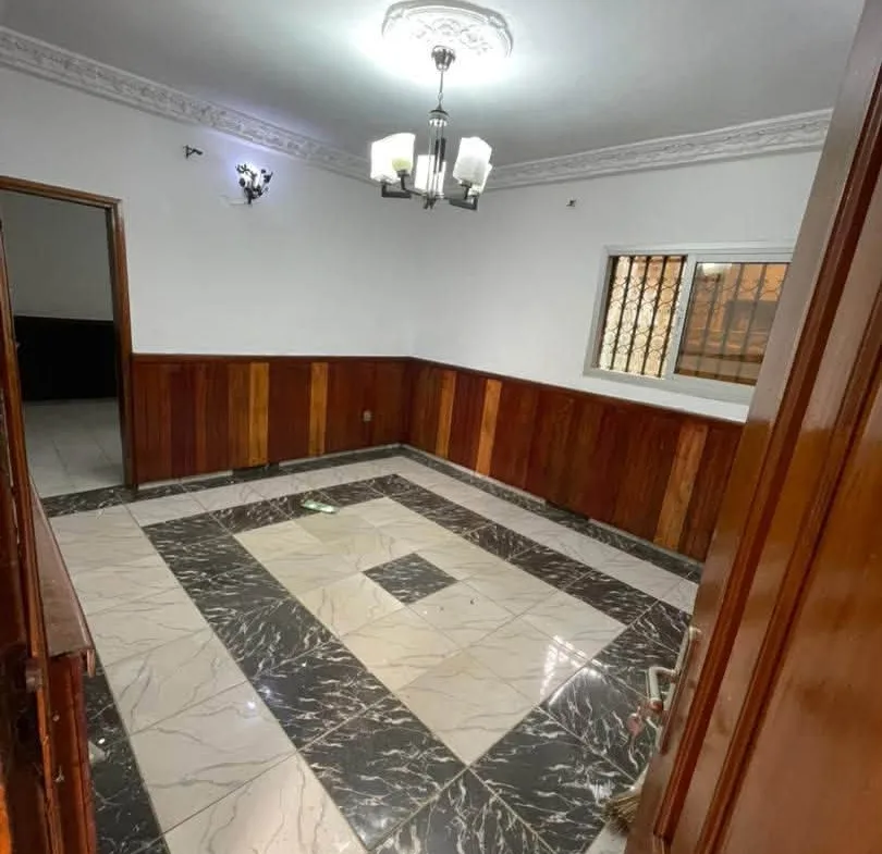 Studio moderne avec parking à louer à Yaoundé Biyem-Assi 80000 fcfa