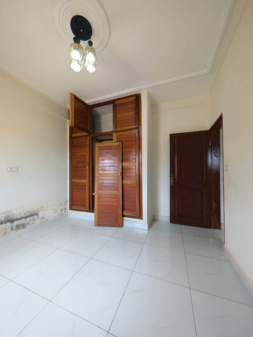Studio moderne dans la barrière avec parking, Nsimeyong Yaoundé