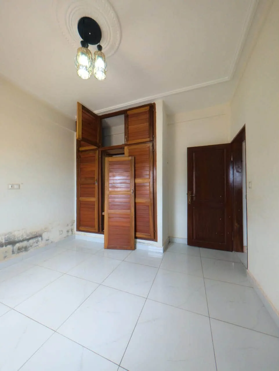 Studio moderne dans la barrière avec parking, Nsimeyong Yaoundé