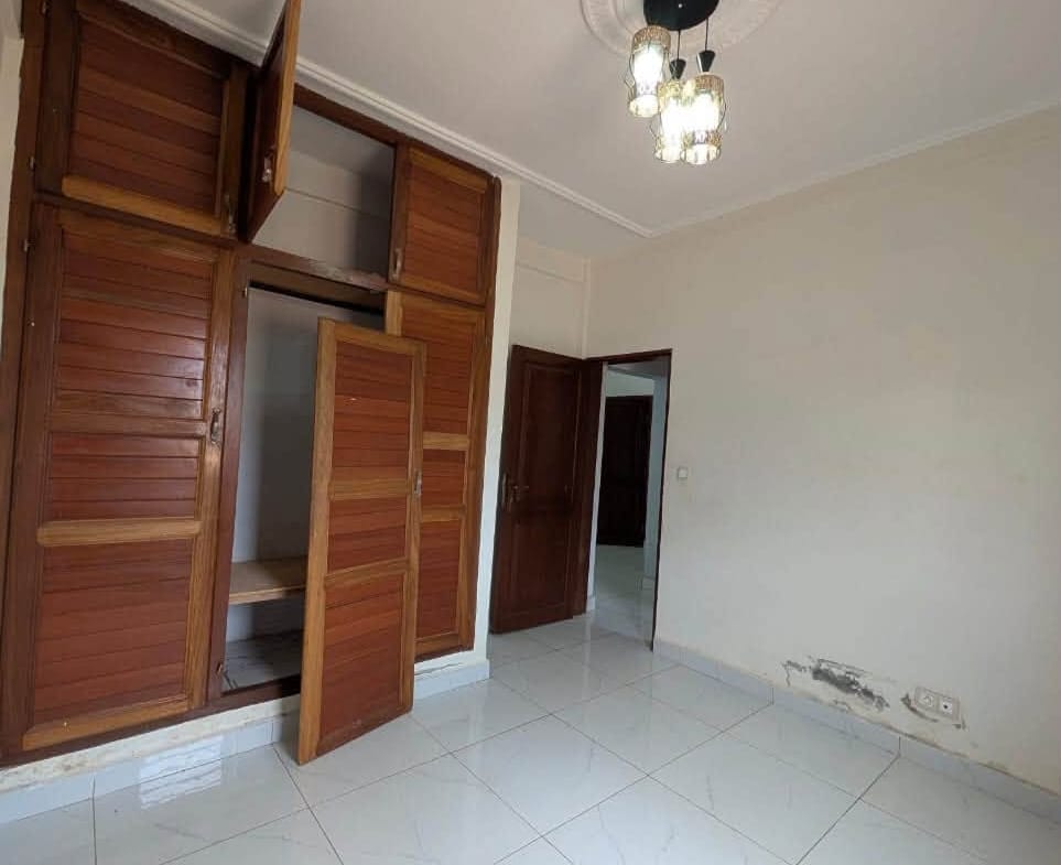 Studio moderne dans la barrière avec parking, Nsimeyong Yaoundé