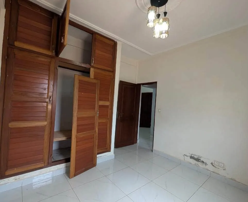 Studio moderne dans la barrière avec parking, Nsimeyong Yaoundé