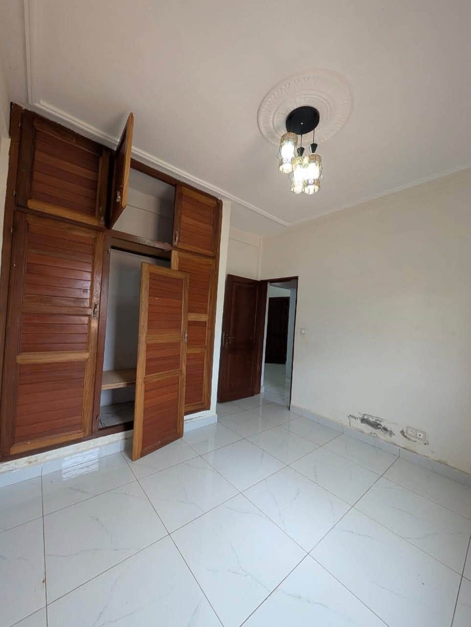 Studio moderne dans la barrière avec parking, Nsimeyong Yaoundé