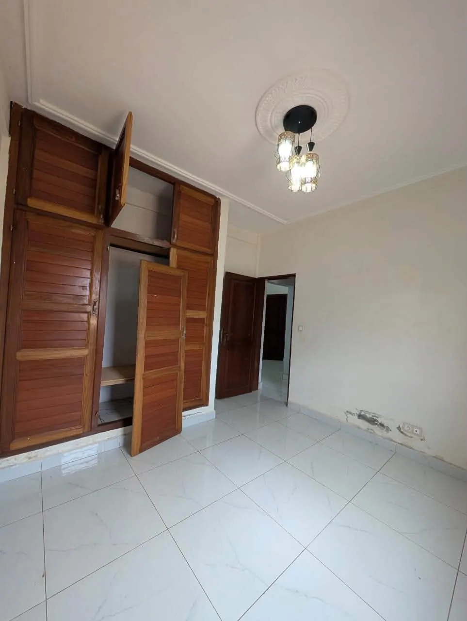 Studio moderne dans la barrière avec parking, Nsimeyong Yaoundé